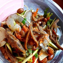 ยำมะม่วงกุ้งสด+ปลากรอบ