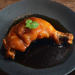 น่องไก่ตุ๋นซีอิ๊ว