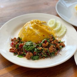 กะเพราหมูสับไข่ลาวา