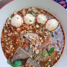 ก๋วยเตี๋ยวต้มยำหมูสับตับลูกชิ้น