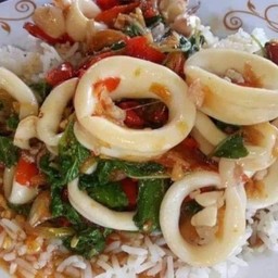 กระเพราปลาหมึก + โค้ก