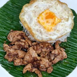 ข้าวกระเทียมพริกไทยไก่นุ่ม