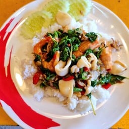 กระเพราทะเลราดข้าว
