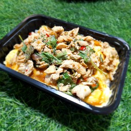 ข้าวไข่ข้นกระเพราไก่สับ