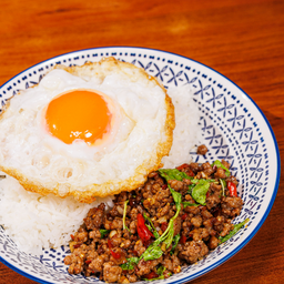 ข้าวกะเพราหมู หรือ เนื้อสับ (ไม่รวมไข่ดาว)