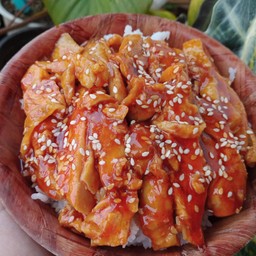 ข้าวหน้าไก่เผ็ดซอสเกาหลี