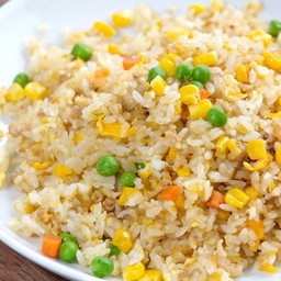 ข้าวผัดไข่ผักสามสี