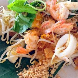 ผัดไทยวุ้นเส้นทะเล + โค้ก