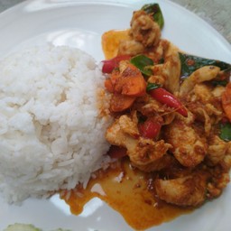 ผัดกระเพราหมูตุ๋นราดข้าวไข่ดาวเมนูขายดี