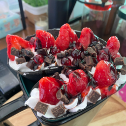 เครปวิปครีมสตอเบอรี่ดาร์กช็อค