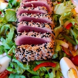 สลัดทูน่าย่างงา ซอสบาซามิค