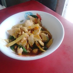 ไก่ผัดพริกเหลืองหน่อไม้