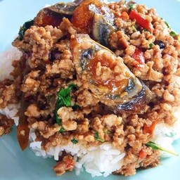 กระเพราไข่เยี้ยวม้า ราดข้าว