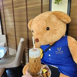 La Vie Luxury Coffee & Tea Lounge อยู่หน้า รร. V Villa Huahin