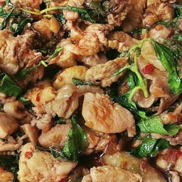 ข้าวกะเพราไก่ชิ้น