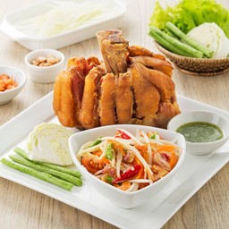 ขาหมูคุโรบูตะทอดส้มตำ