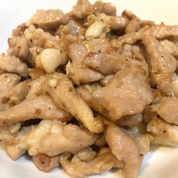 ข้าวราดหมูผัดกระเทียมพริกไทยดำ