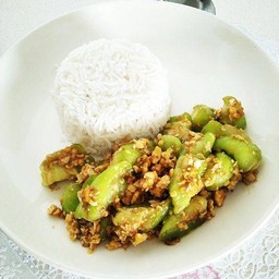 ผัดบวบหอม ราดข้าว