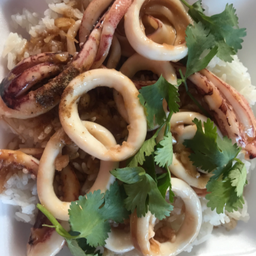 ปลาหมึกกระเทียม