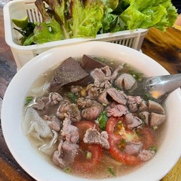 ข้าวเปียกเครื่องเฝอ  แถมผัก1ชุด