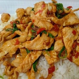 กระเพรหมูชิ้นราดข้าว