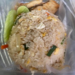 ข้าวผัดปลากะพงทอด