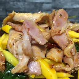 ผัดกะเพราเบคอน (กับข้าว) เบคอนสด