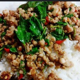 ข้าวราดกระเพราไก่สับ