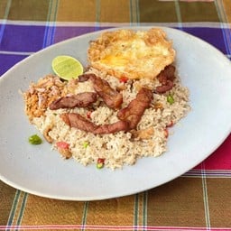 ข้าวผัดมันเนื้อเสือร้องไห้ โปะเนื้อแดดเดียว ไข่ดาว