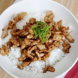 หมูทอดกระเทียมราดข้าว