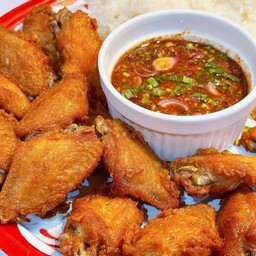 ปีกกลางทอดน้ำปลาจิ้มแจ่ว 6ชิ้น +ข้าวเหนียว