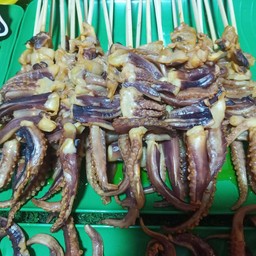 หมึกย่างเตาถ่าน ถนนสุรินทร์-ลำชี