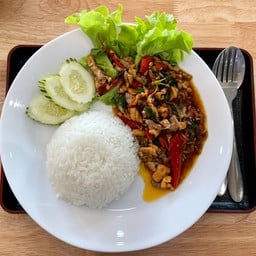 ข้าวผัดกระเพราแซลมอน