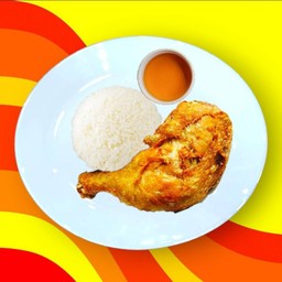 ข้าวไก่ทอดราดซอสน้ำปลา