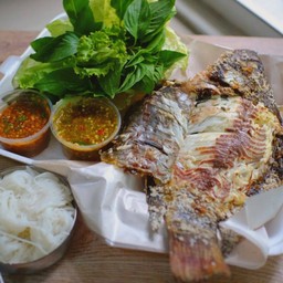 เเม่เจนเมี่ยงปลาเผา อาหารตามสั่ง