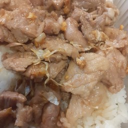 ข้าวหมูกะเทียม