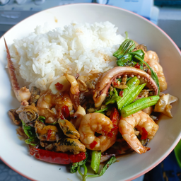 ข้าวราดทะเลผัดโหระพา