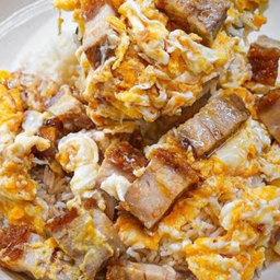 ข้าวหมูกรอบกระเทียมรวนไข่