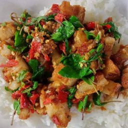 ข้าวไข่ข้นกระเพราหมูสามชั้นใส่เต้าหู้ทอด