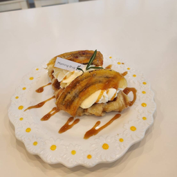 Banana caramelized croffle