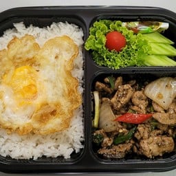 E-116 ข้าวไก่/หมูผัดพริกไทยดำ + อาหาร 1อย่าง(ตามตัวเลือก)
