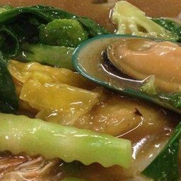 ราดหน้าหอยแมลงภู่    เส้นใหญ่หรือเส้นหมี่หุ้น