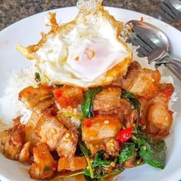 ผัดกระเพรา (ราดข้าว)
