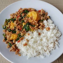 ข้าวกระเพราไก่ใส่เต้าหู้ทอด