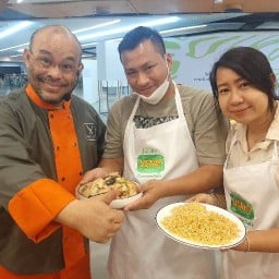 ร้านข้าวหมูสามชั้นทอดน้ำปลา by พี่กอล์ฟ