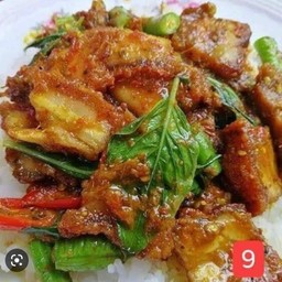 ข้าวพริกแกงหมูกรอบ