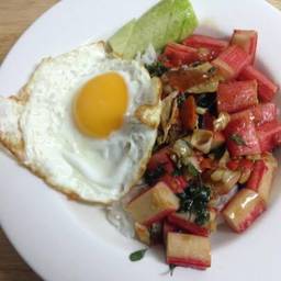 ข้าวราดกระเพราปูอัด+ ไข่ดาว