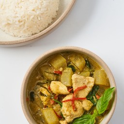 Rice with green chicken curry