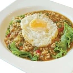 เส้นใหญ่ราดหน้าไก่สับพร้อมไข่ดาว