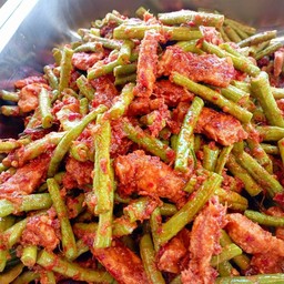 ถั่วฝักยาวผัดพริกแกง หมูสามชั้น